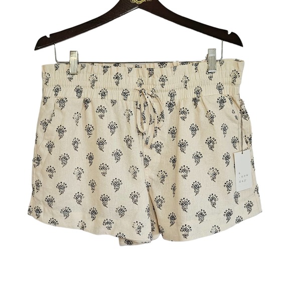 A New Day High-Rise Pull-On Shorts Womens Size L Creme New - Picture 2 of 7